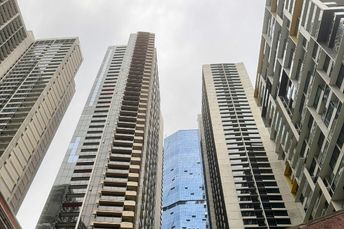 MELBOURNE_BROAD REbOUND - UFINANCIAL Melbourne is not staging a broad rebound. The market is splitting between affordable stock and struggling premium homes, creating a more selective environment for buyers and investors.